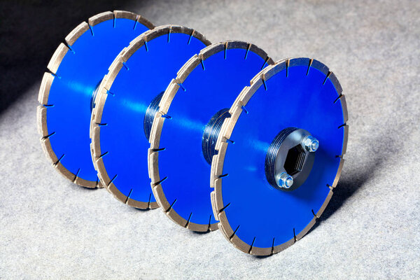 Diamond cutting discs for concrete and reinforced concrete are assembled together for making a strob in a concrete surface.