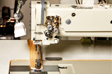 Mobilya döşemesi dikmek için modern makine, dikiş makinesinin çalışan kısmı, boşluğu kopyala.
