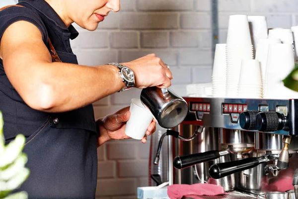 Barista Delantal Negro Vierte Café Recién Preparado Una Taza Metal —  Fotos de Stock