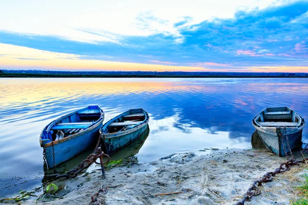 Alte Blaugrüne Holzboote Sind Mit Eisenketten Die Ufer Eines Ruhigen — Stockfoto