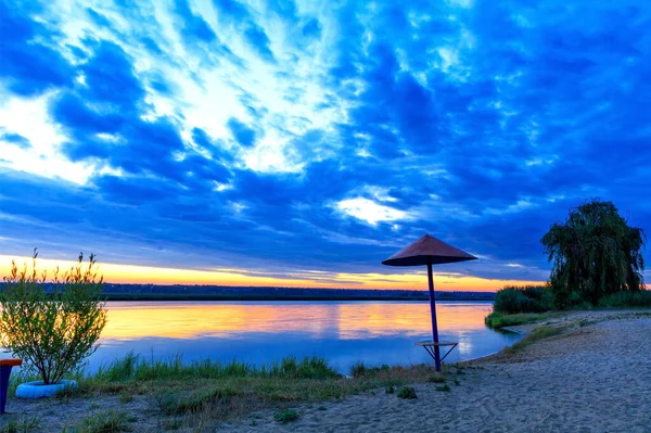 Heldere Gouden Reflectie Van Stralen Van Rijzende Zon Het Water — Stockfoto