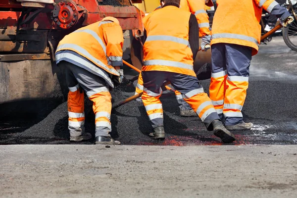 Equipo Trabajadores Carretera Uniforme Naranja Actualiza Parte Carretera Con Asfalto — Foto de Stock