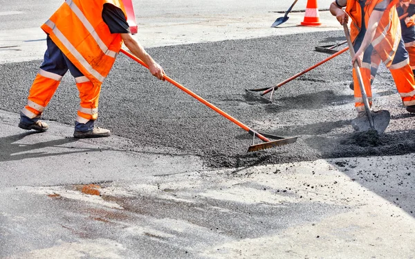 Vejarbejdernes Arbejdsgruppe Opdaterer Del Vejen Med Frisk Varm Asfalt Udglatter - Stock-foto