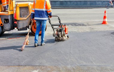 Eski benzin titreşimli sıkıştırıcı ve titreşimli silindir, ve eski süpürge, yol servisi tarafından, yolun küçük bir bölümünü asfaltlamak için aktif olarak kullanılır..
