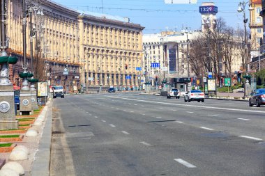 Khreschatyk, Covid 19 Coronavirus salgınına karşı güneşli bir bahar gününde Kyiv 'de terk edilmiş bir sokaktı. Kyiv, Ukrayna - 29 Mart 2020.