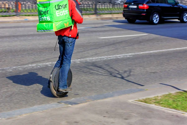 Joven Del Servicio Entrega Uber Con Una Mochila Verde Espalda — Foto de Stock