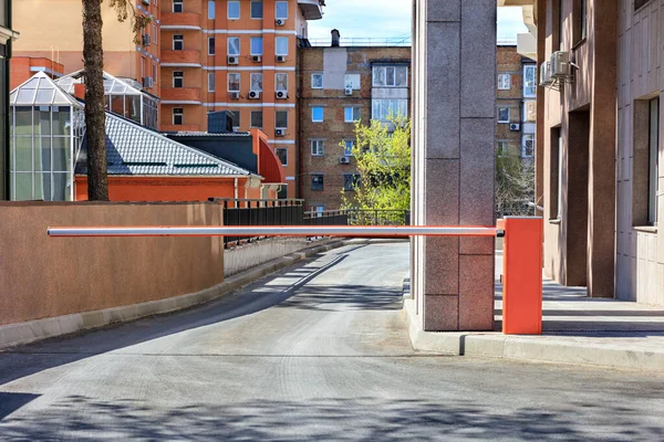 Una Barriera Automatica Entrare Nel Cortile Dell Edificio Funge Guardia — Foto Stock