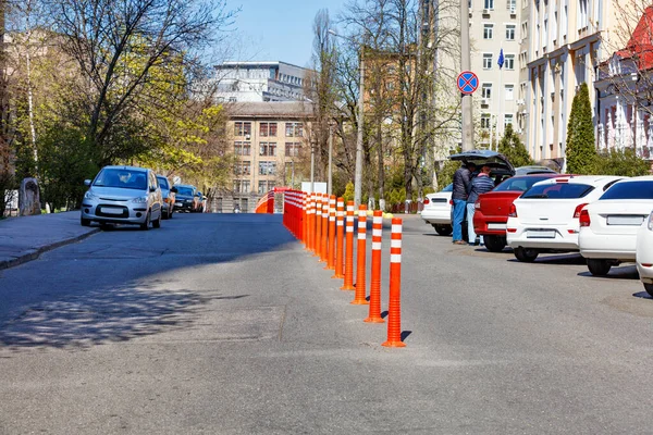 Arancione Colonne Stradali Riflettenti Bisecare Strada Sullo Sfondo Una Strada — Foto Stock