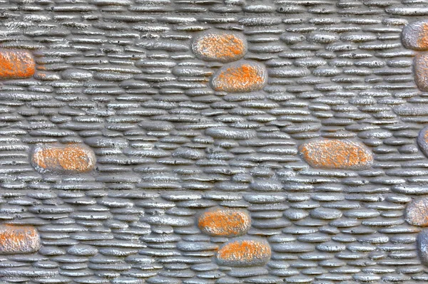 灰河卵石与黄色卵石夹杂下混凝土护栏的质感 — 图库照片