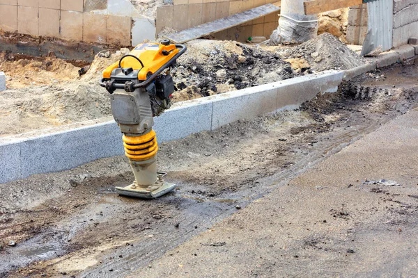 Benzin Vibrationsstampfer Wird Einem Schwer Zugänglichen Arbeitsplatz Hintergrund Einer Straßenbaustelle — Stockfoto