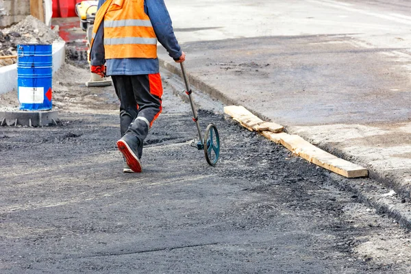 Engenheiro Que Mede Distâncias Rodoviárias Com Uma Roda Medição Determina — Fotografia de Stock