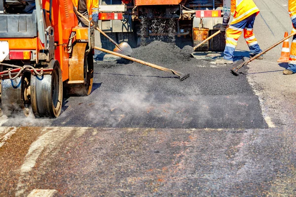 Equipo Trabajadores Carretera Overol Naranja Protección Repara Tramo Carretera Con — Foto de Stock