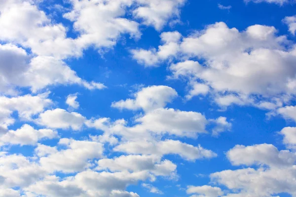 頭上に白いふわふわの雲が浮かぶ青空 — ストック写真