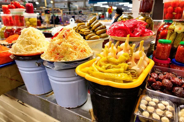 Маринованные Овощи Ведрах Стеклянных Банках Рыночной Стойке Цветная Капуста Перец — стоковое фото