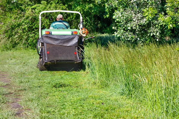 Grama Verde Aparada Reúne Funil Cortador Grama Profissional Que Avança — Fotografia de Stock