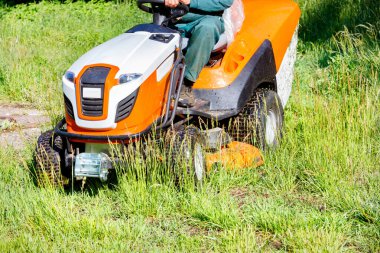 Traktör çim biçme makinesi büyük park alanlarının bakımı ve güçlü bir bahçe aleti için mükemmel bir çözümdür..