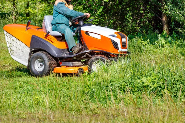 Ein Gärtner Mäht Einem Klaren Sonnigen Tag Mit Einem Professionellen — Stockfoto