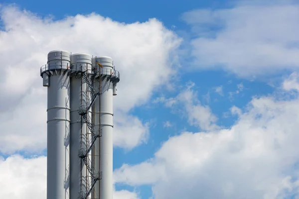 Tubi Industriali Senza Inquinamento Atmosferico Con Ponte Osservazione Contro Cielo — Foto Stock