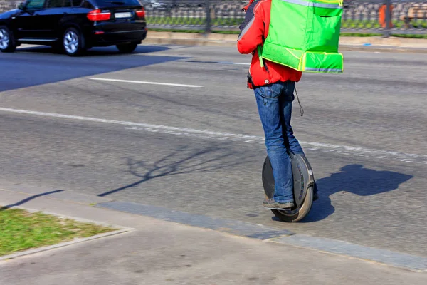 Mensajero Con Una Mochila Isotérmica Detrás Cabalga Largo Carretera Largo — Foto de Stock