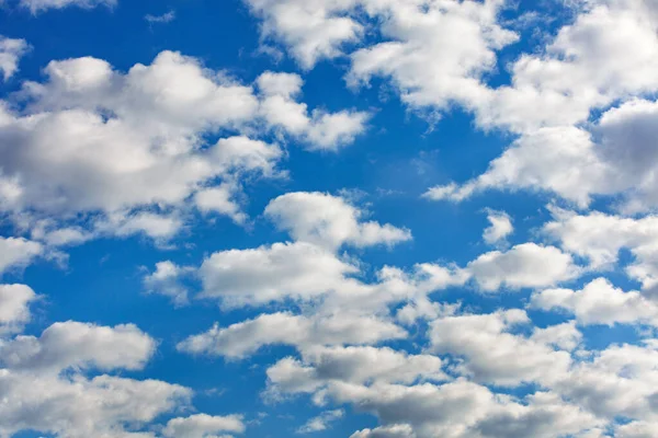 Beyaz Kabarık Bulutlar Kafanızın Üstünde Süzülür — Stok fotoğraf