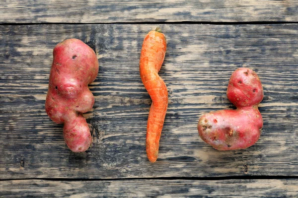 Уродливые Смешные Овощи Картофель Форме Букв Морковь Выветриваемом Деревянном Фоне — стоковое фото