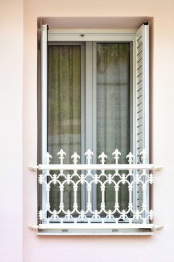 Yunan tarzında çerçevelenmiş metal dekoratif balkon kafesli kafes panjurlu modern metal-plastik şeffaf balkon pencere kapıları.