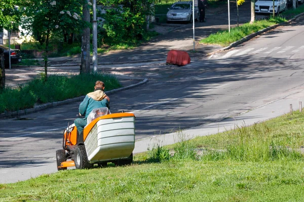 Een Hulpverlener Zorgt Voor Gazons Langs Weg Maait Hoog Gras — Stockfoto