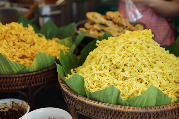 Asiatisk mat som säljs på gatan — Stockfoto