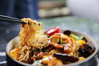 Çin noodle kızarmış tavuk fıstık ile
