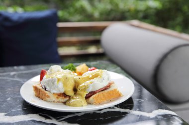 yumurta benedict yakın çekim