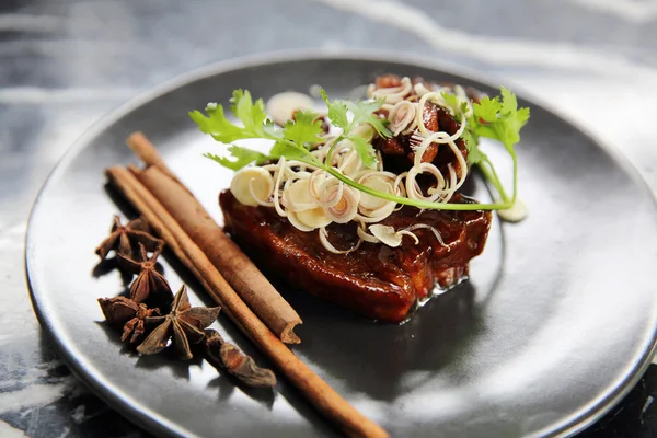 Geroosterde varkensvlees Belly met Chinese kruiden — Stockfoto