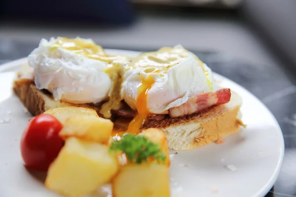 Egg benedict in close up — Stock Photo, Image