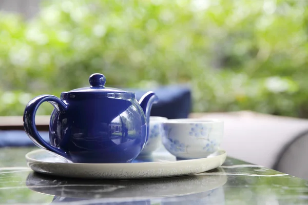 Gieten van thee in kopje thee in nauwe Chinees en Japan drinken — Stockfoto