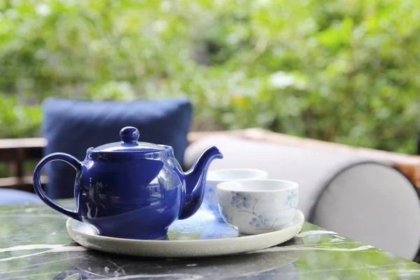 주변에 차 한잔에 차를 붓는 중국과 일본을 마시는 — 스톡 사진