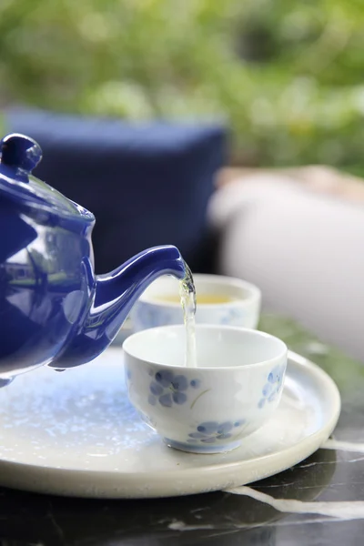 Verter el té en la taza de té en primer plano China y Japón beber — Foto de Stock