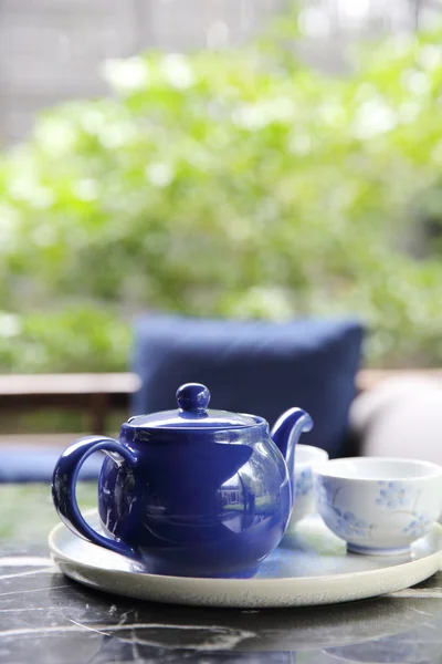 Versare il tè nella tazza di tè in primo piano bere cinese e giapponese — Foto Stock