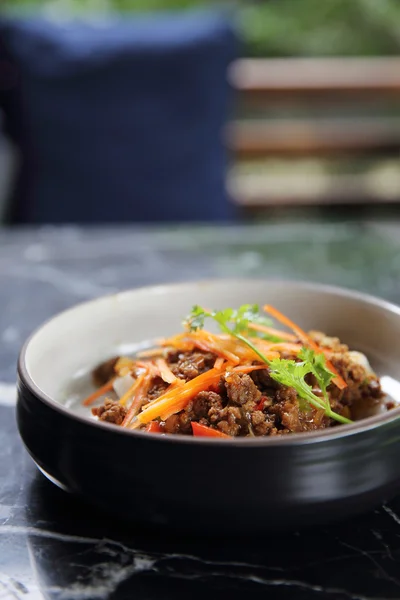 Tagliatelle fritte con carne macinata, cibo cinese — Foto Stock