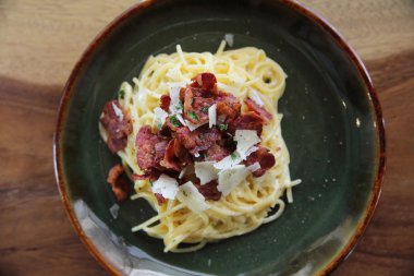 Pastırma ve peynirli spagetti.