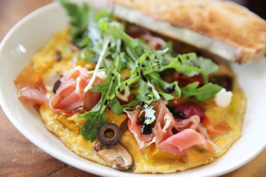 omlet parma jambonu ve salata ile