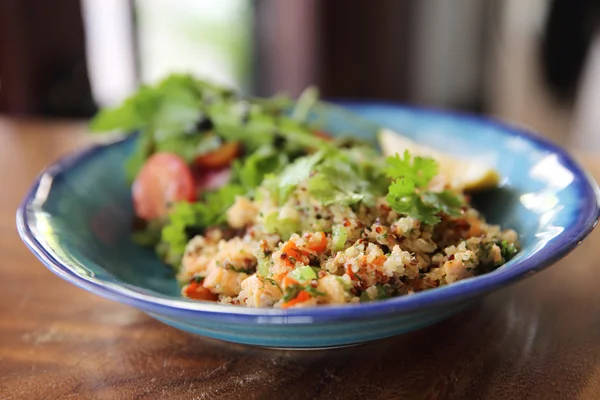 Sallad med quinoa och lax — Stockfoto