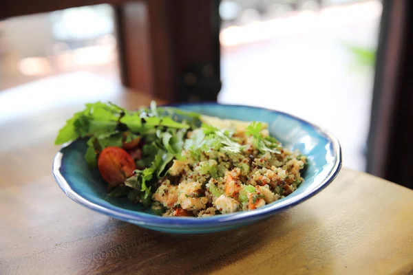 Quinoa ve somon salatası — Stok fotoğraf