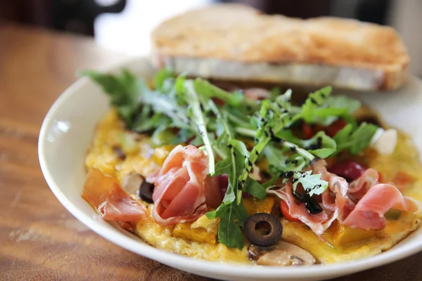 Omelette with parma ham and salad — Stock Photo, Image