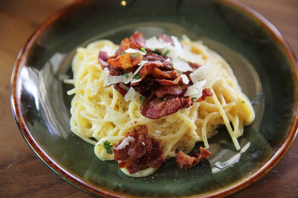 Spaghetti carbonara z boczkiem i serem — Zdjęcie stockowe