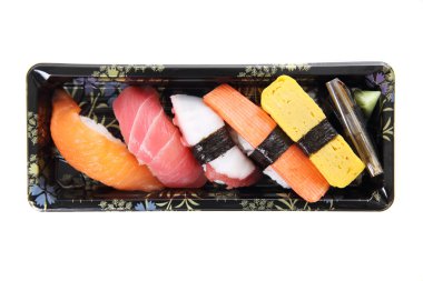 Beyaz arka planda izole karışık sushi