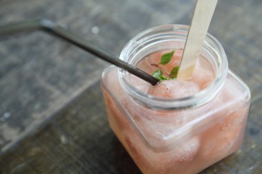 Lychee suyu ahşap arka plan üzerinde