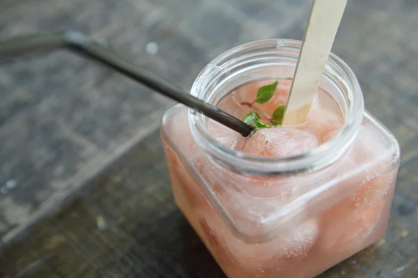 Suco de lichia no fundo de madeira — Fotografia de Stock