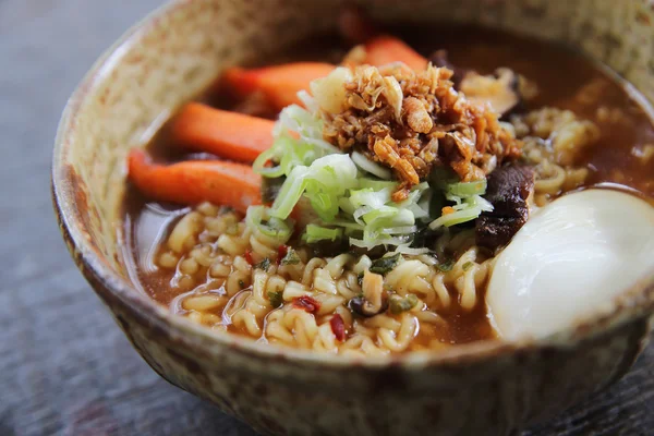 Noodles with egg spicy soup on wood background — Stock Photo, Image