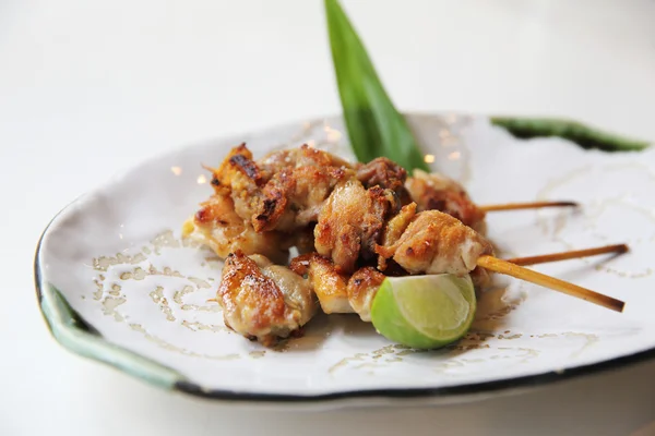 Pollo yakitori con sal, comida japonesa —  Fotos de Stock