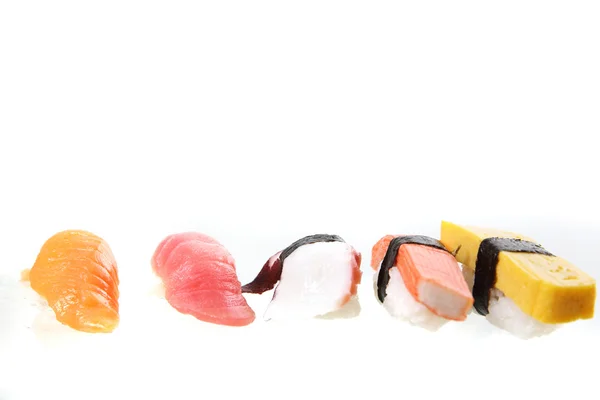 Mistura de sushi isolado em fundo branco — Fotografia de Stock