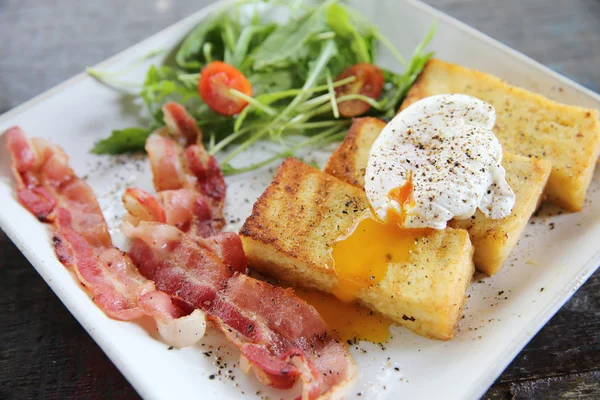 Eiersegen mit Speck auf Holzgrund, Frühstück — Stockfoto